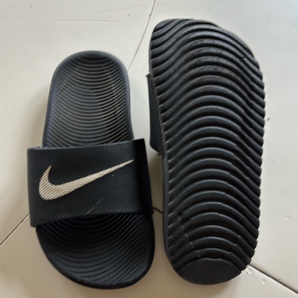 🍀Nike Black and White Kids Slides